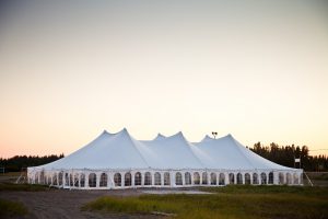 Event pod namiotem w zimie